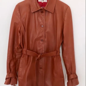 Læderjakke - Smuk kort læderjakke. Passer str 36/38