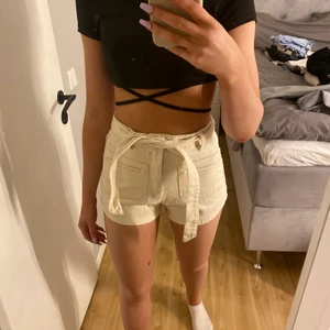 Beiga shorts med skärp - Söta shorts med skärp till från Bikbok i storlek 34💕 De är i bra skick, köpte de för ungefär 3 år sedan och säljer pga att dom är för små