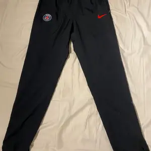 Nike PSG byxor (finns överdel till kolla min profil).   Storlek Small