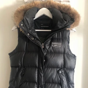 Väst  - Säljer en snygg peak performance väst billigt!