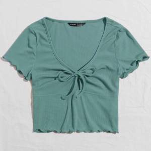 Fin grönblå/mint färgad t-shirt 💚. Den har fina detaljer. •Ensast testad! •Storlek S/36 •50kr + frakt 📦 •Märke: SHEIN • Säljer pgd det inte känns som min stil 🥰  (Pris går alltid att diskutera om)☺️