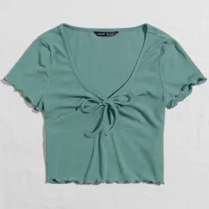 Fin grönblå/mint färgad t-shirt 💚. Den har fina detaljer. •Ensast testad! •Storlek S/36 •50kr + frakt 📦 •Märke: SHEIN • Säljer pgd det inte känns som min stil 🥰  (Pris går alltid att diskutera om)☺️