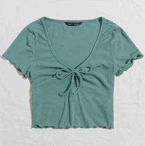 T-shirt - Fin grönblå/mint färgad t-shirt 💚. Den har fina detaljer. •Ensast testad! •Storlek S/36 •50kr + frakt 📦 •Märke: SHEIN • Säljer pgd det inte känns som min stil 🥰  (Pris går alltid att diskutera om)☺️