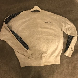 Champion USA Sweatshirt - Skitsnygg grå champion tröja med perfekt passform. Inköpt i USA men kommer inte längre till användning. Storlek XL men satt också perfekt på mig om är M. Fråga om ni undrar något!:)  