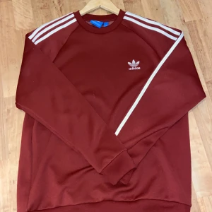 Adidas Sweatshirt  - En adidas sweatshirt i bra skick ✨