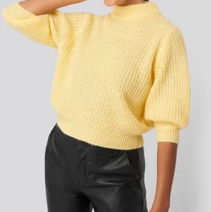 NA-KD stickad tröja  - Mysig stickad tröja med trekvarts ärm. Nyskick, använd 1 gång. Kortare passform, perfekt till högmidjat. Mjukt & skönt material. 