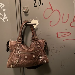 Ballenciaga väska - Säljer min fina (äkta) Ballenciaga väska!🤎 Köpte den på The Vintage Bar för 8 800kr och säljer den för 5 000kr. Väskan är i fint skick och storleken är praktisk samt rymlig. Hör av er vid frågor, bud eller funderingar🤗🤎