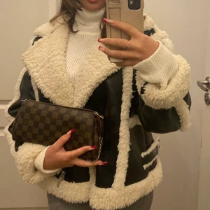 Skinn jacka  - Säljer denna skinn, teddy bear jackan. Den är både varm och skön. Den är även lite oversized. Köpte jackan för ungefär 2-3 månader sen och den är använd ett par gånger men inte mycket alls få jag inte gillar så korta jackor.