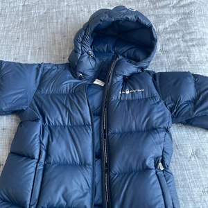 Dunjacka  - Varm vinterjacka som är perfekt nu i kallare väder ! I toppskick. Passar till skidor pga innerficka men även vid segling i kallare väder 💕 orginalpris 3800, säljer för 1500