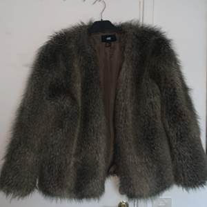 Denna jacka är köpt länge sen men knappt använts, riktigt snygg och fin till vintern sviker inte heller under kallt väder. Den har två fickor. Jackan är snygg och i nyskick.
