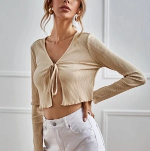 SHEIN topp - Fin topp från SHEIN endast använd 1gång. Vill du ha fler bilder eller har några frågor så får du gärna höra av dig!