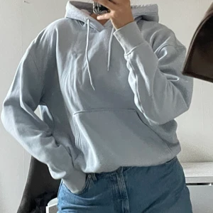 Blå hoodie - Hoodie från weekday. Frakt ingår i priset