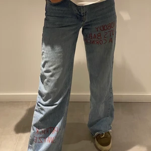 Coola tryckta jeans  - Säljer mina coola second hand jeans med text från filmen dirty dancing. Uppskattar storlek till 34/36. Jag är 172 cm lång, jeansen är bra i längd till mig 💙💙 Dm för fler frågor