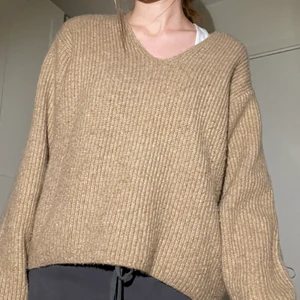 beige stickad tröja från h&m - beige stickad tröja från h&m, strl XS men passar XS-M! använd men fint skick ❤️‍🩹