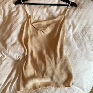 Satin topp  - Beige/rosa satin topp med svall vid bröstet