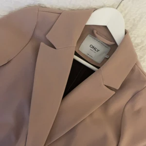 Kappa storlek XS - helt oanvänd. Väldigt fin i färg. Fin passform.