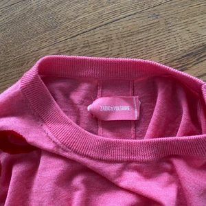Zadig Rosa Ulltröja - Rosa tröja i ull från Zadig&Voltaire med texten ”Girls Can Do Anything” skrivet i rött över ärmarna. Använd en gång så i toppskick! Står ingen storlek men skulle gissa på Medium:) jättefin rosa färg