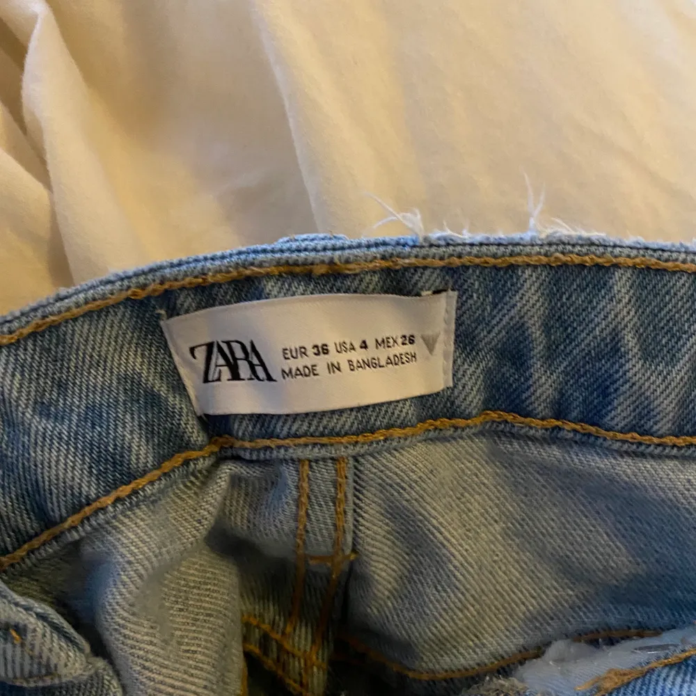 Zara jeans i storlek 36, slutsålda på hemsidan 💕💘 Jag är ca 170cm. Jeans & Byxor.