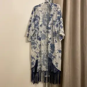 En lång och fin kimono som är köpt på NAKD. Säljer den för 120:-. Storleken är S/M