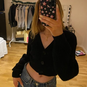 Stickad tröja - Jättefin svart stickad kofta med knappar, köpt på hm, endast använd en gång så i toppskick. Storlek xs men skulle säga att den passar xs-m