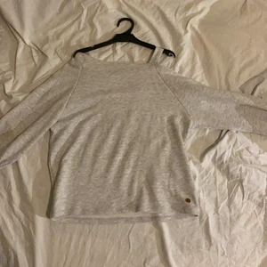 Tröja med öppen Axel storlek 170 - Jätte fin tröja faktist helt oanvänd nör jag köpte den var den för stor och nu hitta jag den och prova den så är den tyvär alldeles för liten älskar den desainen är jätte fin med öppen Axel jag köpte den för 299 från khappal 