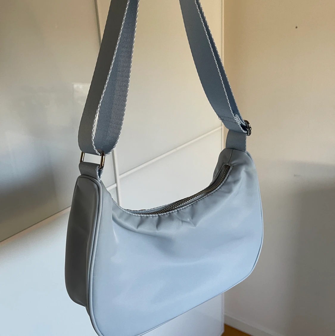 Blå väska från weekday - 91