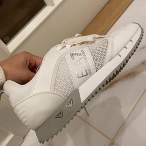 Armani skor - Säljer dessa armani dam skor som är slutsåld överallt , strl 38,5. Säljer då dem inte passar längre . Kan diskutera om pris vid snabb affär. Köpt för 1800 . Köparen står för leverans