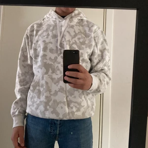Nike hoodie - Vit camo hoodie från Nike i storlek S. Broderad nike logga på bröstet. Inga skador