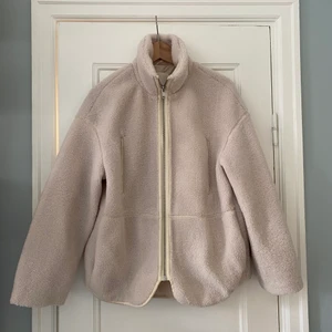 Teddyjacka - supersnygg beige/off white i teddypäls! knappt använd så i mycket bra skick!! ❤️‍🔥