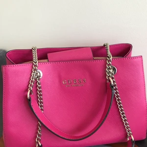 Guess handväska rosa girlfriend  - Bra skick, lite använd. Säljs för jag inte får användning för den.  