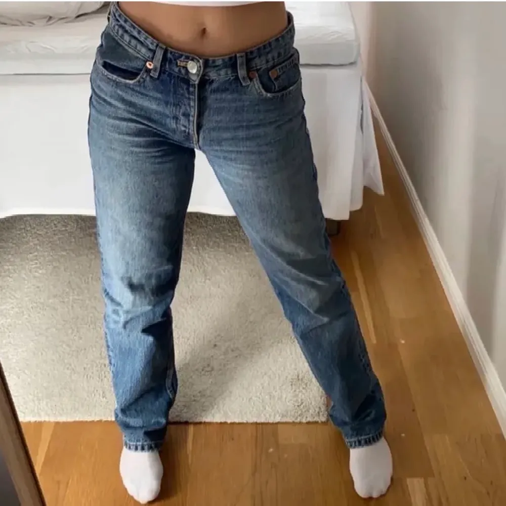 Säljer mina super fina zara jeans som är slutsålda på hemsidan💗använt dom några gånger men passa tyvärr inte längre! Lånade bilder men kom gärna privat så skickar jag egna💖💖. Jeans & Byxor.