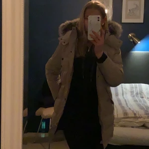 Moose knuckles vinterjacka - Säljer nu min absolut finaste moose vinterjacka.  Nypriset 16 000. Den är äkta såklart och i super bra skick! Inga märken på användning då den är sparsamt använd! Pris kan diskuteras! Finns ej i Sverige då den är beställd från USA