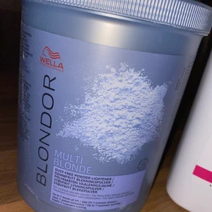 Wella blekningsmedel 800g  - Säljer mitt blekningspulver från Wella blonder. Har använt hälften så det är ca 400g/ 800g kvar. Säljer pga att jag inte kommer använda blekning på håret mer. Man får med ca 300-400ml/1000ml  9% ( 30VOL) developer på köpet. Frakt ingår ej! 
