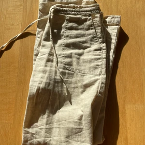 Linnebyxor - Säljer ett par midwaist linnebyxor, endast testade🤍 de har även fickor där bak, skriv om ni önskar fler bilder!! 