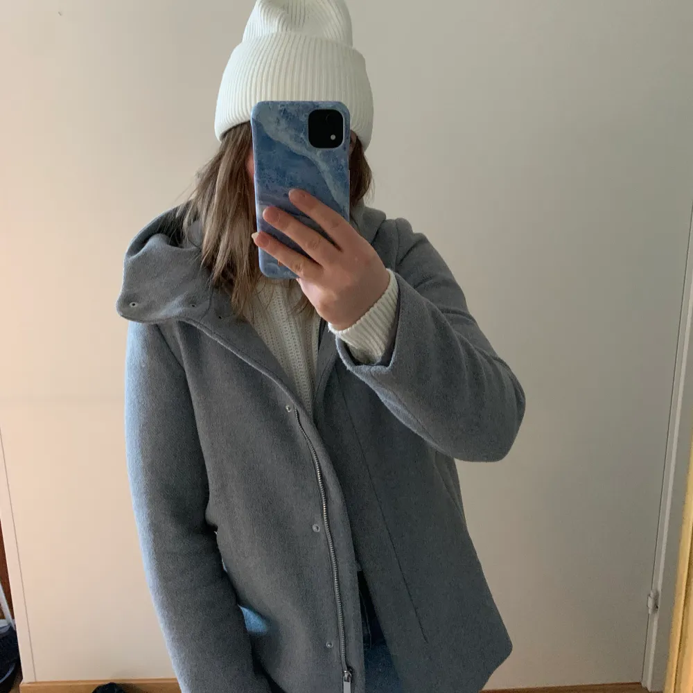 Grå kappa från Vero Moda med luva i strl XS. Pris: 166kr INKLUSIVE spårbarfrakt 🤍. Jackor.