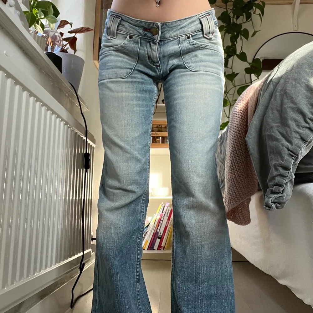 Intressekoll på mina superfina lågmidjade jeans. De är verkligen perfekta men känner inte att jag får användning av dem. De passar perfekt på någon som är 155-160 cm. Midjemåttet är 80 cm och innerbenslängden är 77 cm. Är som sagt inte säker på att jag säljer de men om många eller någon är intresserade i att köpa de så är det bara att kontakta mig!. Jeans & Byxor.