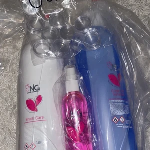 Nageltillbehör från NG - Oanvända och helt oöppnade paket från nagelgigangen. Kan köpas separerat men säljer helst allt tillsammans.  Nail cleaner Strawberry pink 100ml+ clean off solution Blue 1 L+ Brush care cleaner 1L+ Glitter Jars 3ml 10 st säljes tillsammans om man vill ha det separerat!  Nagelkudde svart färg+ Nail forms 500 roll + striping tape gold säljes tillsammans.   Brush Care Cleaner 1L och Glitter jars 3ml 10 st.
