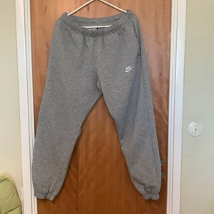 Nike mjukisbyxor - Gråa nike mjukisbyxor i storlek L (man). Inga defekter som fläckar eller hål. Äkta. Köparen står för frakten om vi inte kommer överens om annat och pris kan alltid diskuteras👍🏼