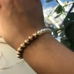 Pärlarmband  - Vitt, beigt, brunt och guldigt armband🤍⚡️
