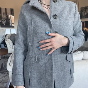 Zara jacka - Jättesöt jacka från zara köpt för längesedan. Är lite kort i ärmarna på mig, men annars hade jag använt den!☺️