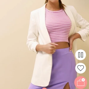 Vit kavaj - Vit kavaj från pieces köpt på Nelly, säljes i storlek 34. Endast använd 1 gång. 200 + frakt