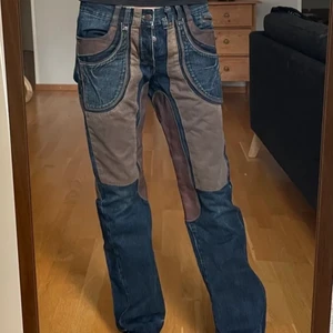 Jeans  - Super coola jeans som sitter lite lägre på midjan med läder patches. Köpa här på plick men var tyvärr för små!