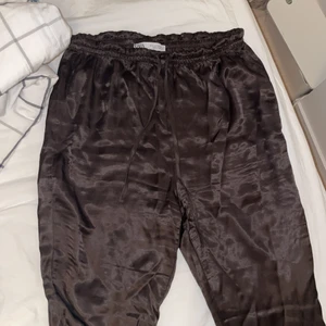 Sommarbyxor - Super snygga byxor till sommaren i silke från Zara, sitter snyggt