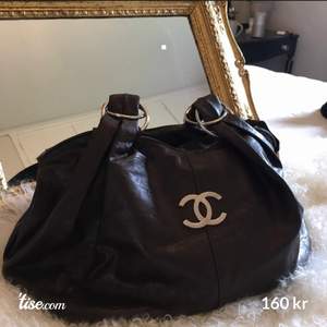 Vintage style- Chanel väska med axelband, i mycket bra skick och endast använd ett få par gånger. 👜   Denna väska är precis rätt storlek för att ha med sig vart som helst utan att vara för klumpig och dessutom är mycket skön att bära runt på! 🥰     (Ej äkta) Säljes för 160kr i nyskick🏷 
