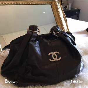Chanel bag - Vintage style- Chanel väska med axelband, i mycket bra skick och endast använd ett få par gånger. 👜   Denna väska är precis rätt storlek för att ha med sig vart som helst utan att vara för klumpig och dessutom är mycket skön att bära runt på! 🥰     (Ej äkta) Säljes för 160kr i nyskick🏷 