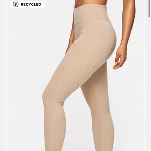 Stronger tights XS  - Säljer mina oanvända stronger tights, endast testade, prislappen kvar! Säljer pga ingen användning för dem. Otroligt sköna, stretchiga och formar jättefint, håller sig uppe 💗 skulle definitivt kunna passa någon som har S också. Nypris 700kr, säljer för 499kr