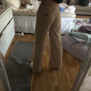 Kostymbyxor strl 32 - Helt oanvända då dom inte sitter så bra på mig. Tajta i midjan men annars sitter bra i rumpan. Original pris 400 kr 