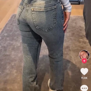 Lågmidjade jeans - Super snygga lågmidjade jeans i storlek 36, byxorna är stretchiga så kan passa någon som har 34 på jeans också🤍🤍skriv för mer info 