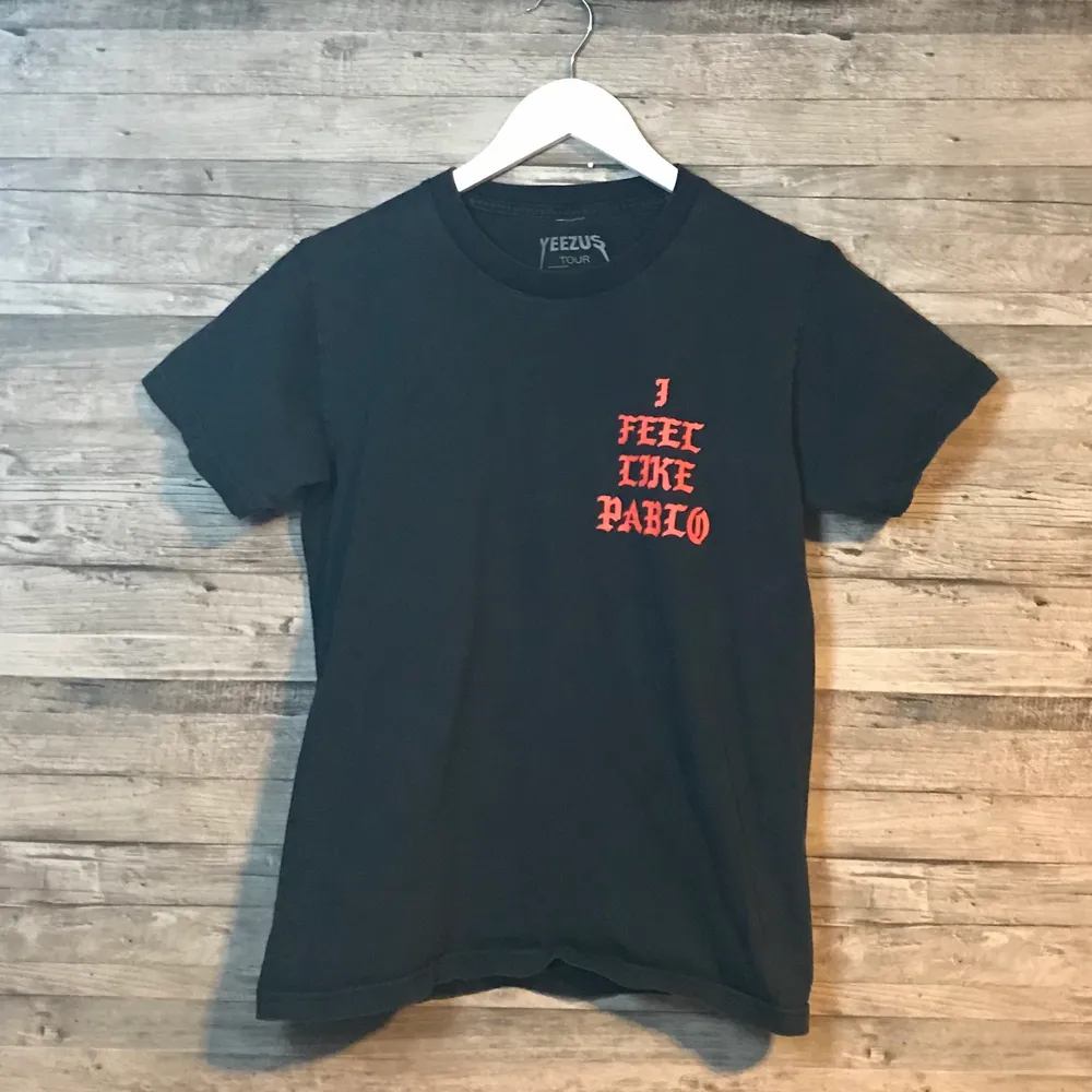 Svart och röd Yeezus T-shirt i bra skick. Köparen står för frakten.. T-shirts.