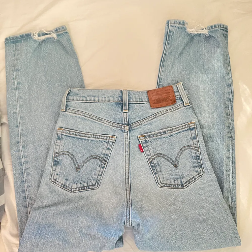 Ribcage straight jeans från Lewis i ljus blå 💕 jättefin med slitningar längst ner 🥵. Jeans & Byxor.